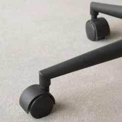 Aiko Chaise de bureau rembourrée beige avec accoudoirs et roulettes